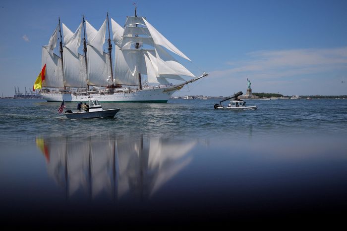  Tàu Juan Sebastían de Elcano của Tây Ban Nha tham gia cuộc diễu hành tàu thuyền buồm Sail 250 diễn ra tại cảng New York. 