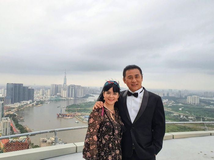  Tạ Minh Tâm từng chia sẻ từng lo sợ không cưới được Bạch Vân vì bà thời trẻ nổi tiếng, xinh đẹp lại tài năng nên có nhiều người theo đuổi. Ông kiên trì theo đuổi bà và cả hai nên duyên vợ chồng vào thập niên 1980, tới nay đã có hơn 4 thập kỷ đồng hành. 