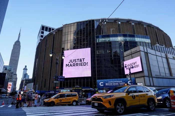 Cổng chính Madison Square Garden thông báo trên màn hình Taylor Swift và Travis Kelce đã kết hôn. Ảnh: Reuters.