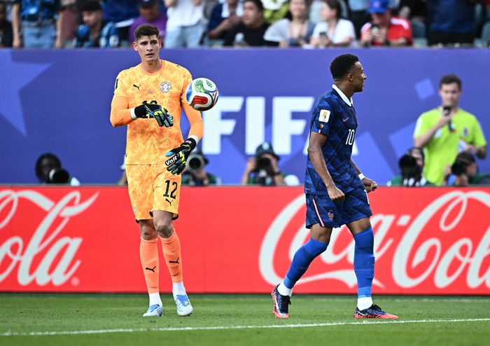 Thủ môn Paraguay khó chịu vì Mbappe không chịu bắt tay với minh.