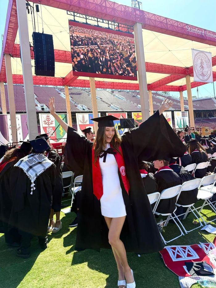 Ngày 16/6, Eileen Gu chính thức tốt nghiệp Đại học Stanford. Theo bảng xếp hạng đại học tốt nhất nước Mỹ năm 2026 của U.S. News, Đại học Stanford xếp thứ 4; còn theo bảng xếp hạng đại học thế giới của CWUR, trường này xếp thứ 3, phần nào cho thấy năng lực học tập đáng nể của nữ VĐV sinh năm 2003.