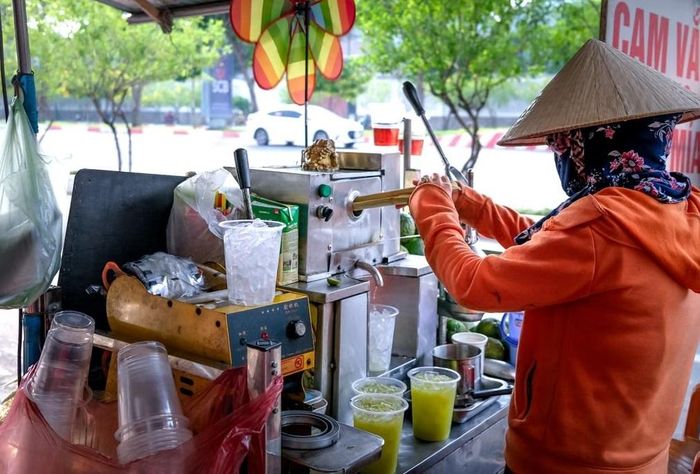 Vấn đề vệ sinh khi chế biến nước mía cũng rất quan trọng để đảm bảo an toàn thực phẩm. Ảnh: Pexels/Quang Nguyen Vinh.