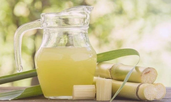 Nước mía là đồ uống phổ biến mùa hè có nhiều lợi ích cho sức khỏe nhưng không phù hợp để uống khi bụng đói. Ảnh: Shutterstock.