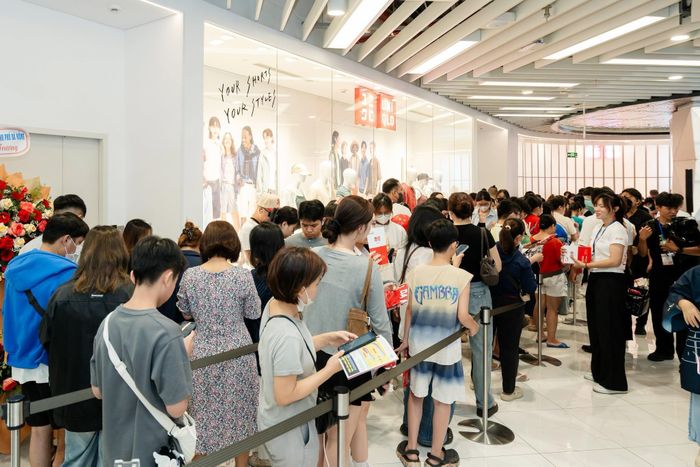 Khách hàng xếp hàng mua sắm tại cửa hàng Uniqlo trong ngày khai trương ở Aeon Mall Đà Nẵng. Ảnh: Uniqlo.
