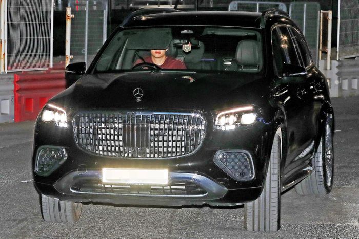  Anh cũng được bắt gặp thường xuyên đến sân tập của Manchester City trên mẫu SUV siêu sang Mercedes-Maybach GLS 600 phiên bản nâng cấp giữa vòng đời. 
