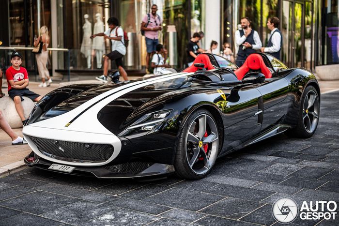  Cầu thủ thi đấu cho Manchester City thường xuyên được bắt gặp tại Monaco trên mẫu siêu xe Ferrari Monza SP2. Thuộc dải sản phẩm Icona Series, Monza SP1 và SP2 chỉ được sản xuất giới hạn 499 chiếc. 