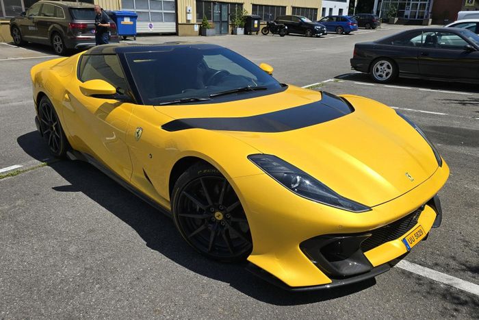  Erling Haaland cũng là một Ferrarista khi sở hữu nhiều mẫu xe khác của thương hiệu này. Anh thường xuyên được bắt gặp lái mẫu siêu xe 812 Competizione, vốn là phiên bản nâng cấp của 812 Superfast, chỉ được sản xuất giới hạn 999 chiếc. 