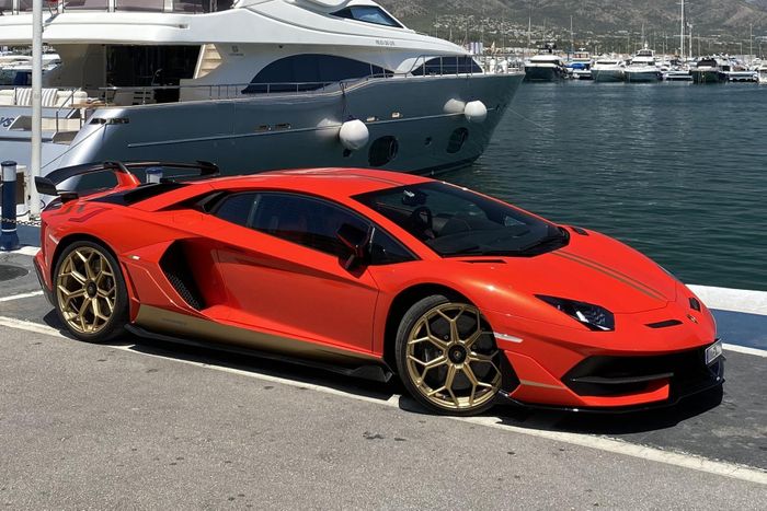 Bên cạnh đó, Erling Haaland cũng sở hữu "siêu bò" Lamborghini Aventador SVJ, vốn sản xuất giới hạn 900 chiếc. Đặc biệt, siêu xe này sở hữu cấu hình mô phỏng theo huyền thoại Lamborghini Miura. 