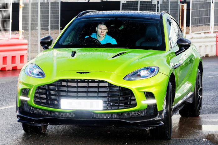  Nếu muốn cảm giác thể thao hơn, Erling Haaland lựa chọn mẫu SUV hiệu năng cao Aston Martin DBX707. Đây là phiên bản nâng cấp của DBX với công suất lên đến 707 mã lực. 