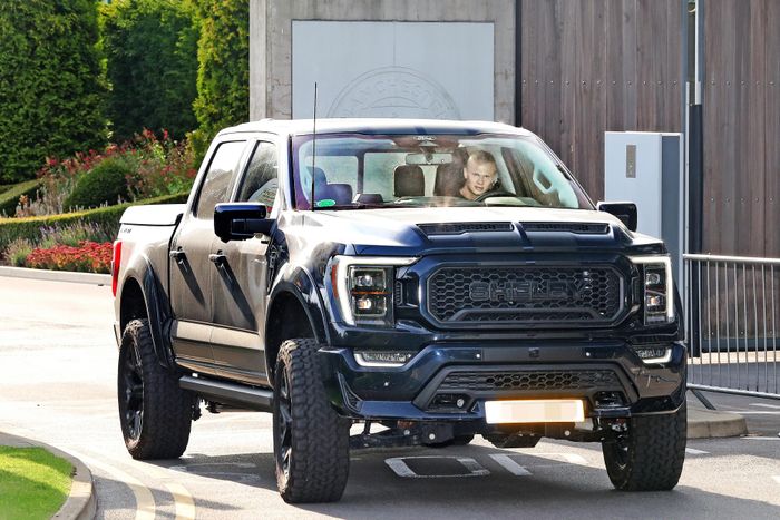  Phong thái thi đấu của tiền đạo này còn thể hiện qua mẫu bán tải thể thao Ford F-150 Raptor, vốn đã được nâng cấp ngoại thất và hiệu năng vận hành bởi hãng độ Shelby. 