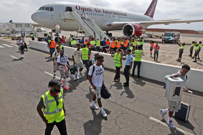  Hình ảnh Vozinha trở về trong vòng tay CĐV vì thế càng đặc biệt. Với người hâm mộ Cape Verde, anh đại diện cho một thế hệ dám tin, dám mơ và dám đưa bóng đá nước nhà bước ra sân khấu lớn. 