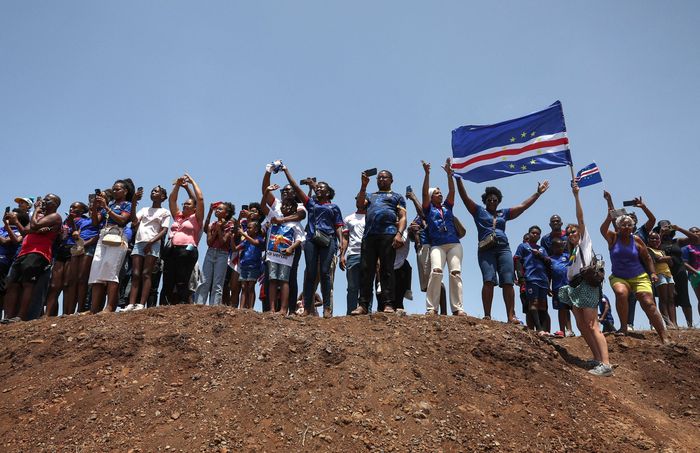  Những lá cờ Cape Verde xuất hiện dày đặc trên các tuyến phố. Người hâm mộ hát vang, reo hò và tạo nên bầu không khí cuồng nhiệt. Với họ, hành trình của đội tuyển tại World Cup đã đủ để trở thành niềm tự hào dân tộc. 