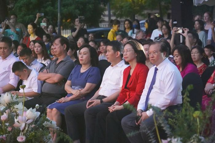 Thứ trưởng Bộ VHTTDL Tạ Quang Đông và các đại biểu thưởng thức chương trình