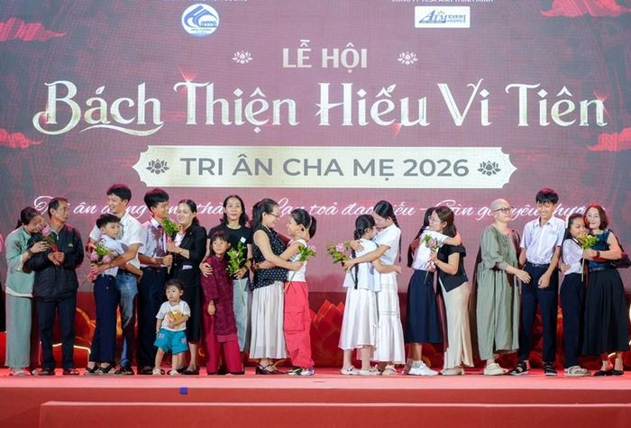 Những hình ảnh đầy yêu thương, đầy tình thân tại Lễ hội
