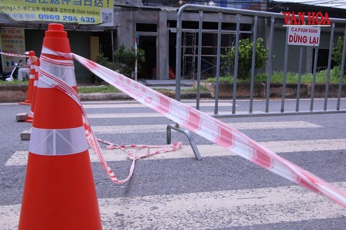 Xung quanh khu vực, đầu đường được đặt biển cảnh báo và căng dây