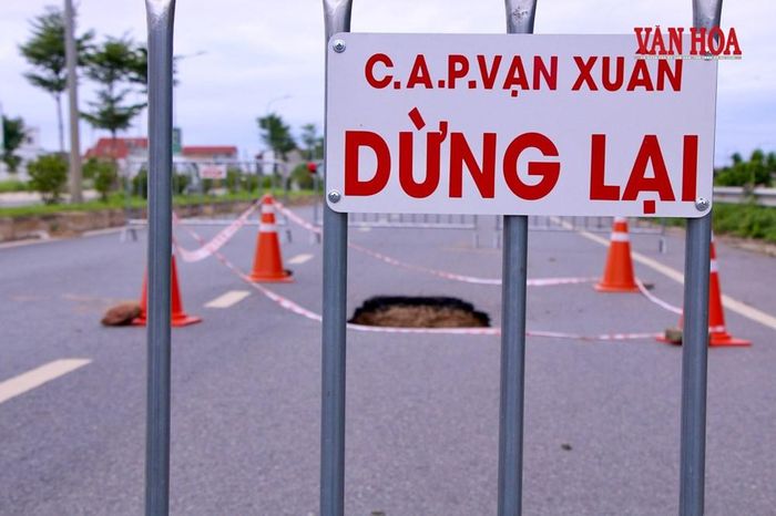 Hố sụt bất ngờ xuất hiện giữa lối đi, hiện khu vực đã được căng dây, đặt biển cảnh báo