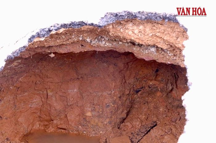 Xung quanh miệng hố xuất hiện nhiều vết nứt, phần đất ven mép hố có dấu hiệu bị khoét rỗng