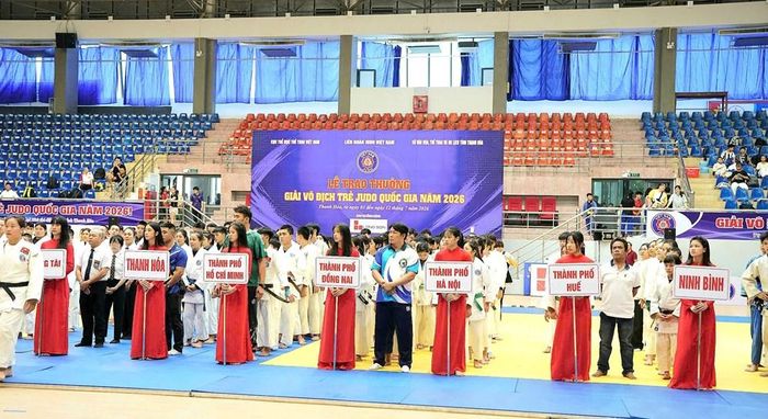 Các đoàn vận động viên tham dự Lễ khai mạc Giải vô địch trẻ Judo Quốc gia năm 2026 tại Thanh Hóa