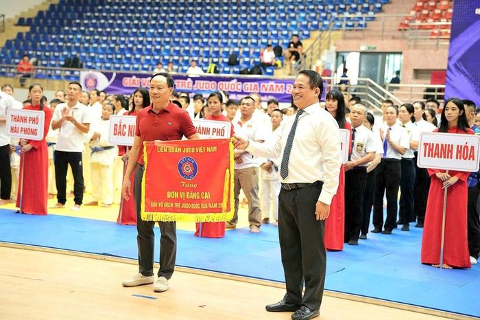 Đại diện Liên đoàn Judo Việt Nam trao cờ lưu niệm cho đơn vị đăng cai Giải vô địch trẻ Judo Quốc gia năm 2026