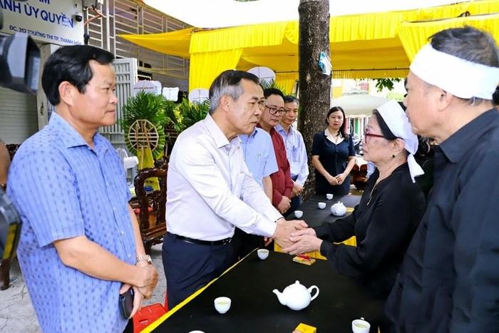 Bí thư Tỉnh ủy Thanh Hóa Lê Đức Thái cùng đoàn công tác chia buồn, động viên gia quyến Anh hùng LLVT nhân dân Ngô Thị Tuyển