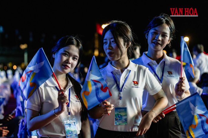 Những tình nguyện viên trẻ cầm trên tay lá cờ mang biểu tượng chim bồ câu trở thành hình ảnh đẹp về thế hệ sinh ra trong hòa bình, tiếp nối khát vọng gìn giữ những giá trị cha ông để lại