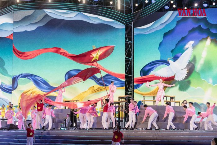 Thông điệp "Từ kí ức đến tương lai - Quảng Trị vì hòa bình" được cất lên bằng hợp xướng thiếu nhi, mở đầu hành trình kết nối quá khứ với hiện tại