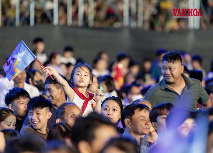 Giữa biển người theo dõi chương trình, cánh tay nhỏ giơ cao lá cờ mang biểu tượng chim bồ câu đã trở thành khoảnh khắc đẹp nhất của đêm khai mạc - hình ảnh thế hệ lớn lên trong hòa bình và tiếp nối khát vọng gìn giữ hòa bình