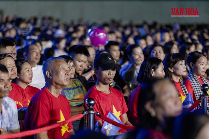 Hàng nghìn khán giả lặng người theo từng tiết mục, cùng chia sẻ những cung bậc cảm xúc trong hành trình nghệ thuật từ kí ức đến tương lai