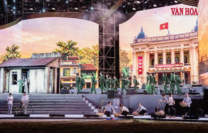 Không gian Hà Nội những năm kháng chiến được tái hiện trên sân khấu, đưa khán giả trở về thời khắc đất nước bước vào cuộc chiến bảo vệ độc lập dân tộc