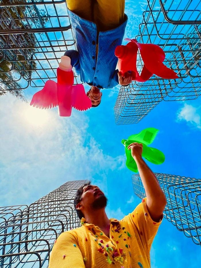 Xưởng Tái sinh của họa sĩ Nguyễn Quốc Dân với các tác phẩm nghệ thuật “tái sinh” thông qua thực hành sắp đặt và điêu khắc sử dụng vật liệu phế thải (nhựa, vải cũ,...) để sáng tác nên những tạo hình đa dạng, mang màu sắc độc đáo
