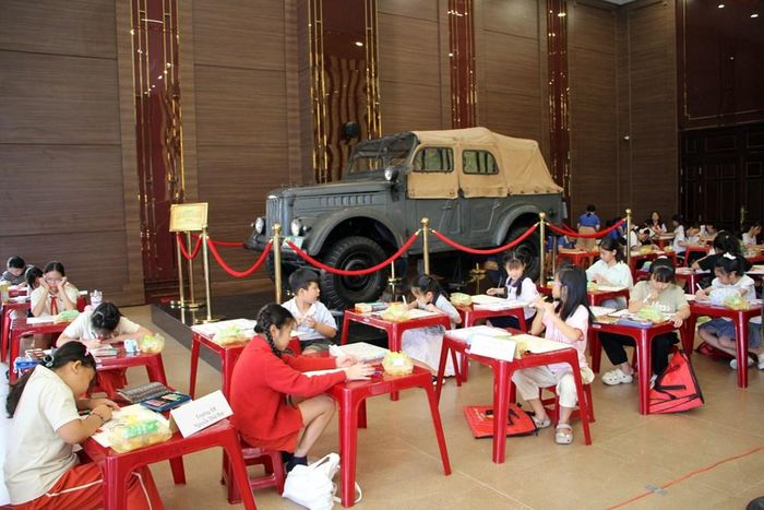 Các bạn nhỏ tham gia cuộc thi vẽ tranh tại Bảo tàng