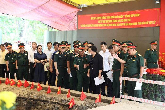 Phó Thủ tướng Phạm Thị Thanh Trà nghe các đơn vị báo cáo công tác chuẩn bị cho lễ triển khai tìm kiếm, quy tập hài cốt liệt sĩ tại Công viên Lê Thị Riêng. Ảnh: Thu Giang
