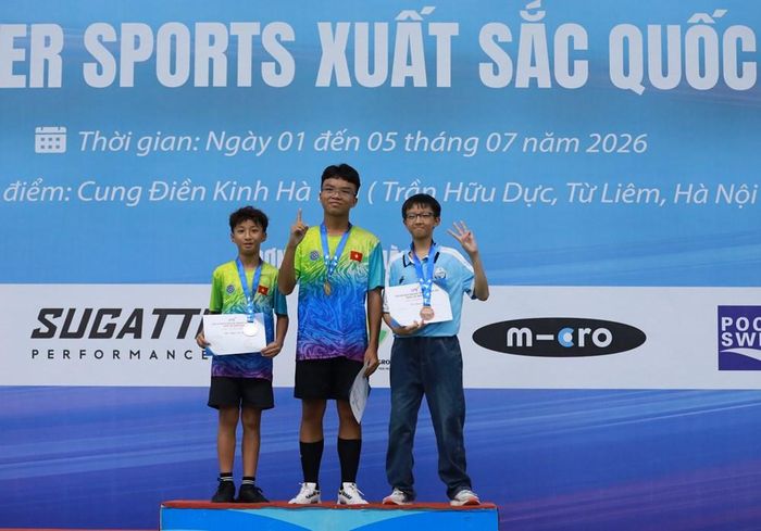 Ban tổ chức trao huy chương cho các VĐV đạt thành tích xuất sắc