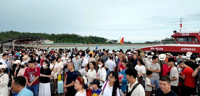 1.700 du khách kẹt trên đảo Cô Tô do bão số 1 đã trở về đất liền an toàn