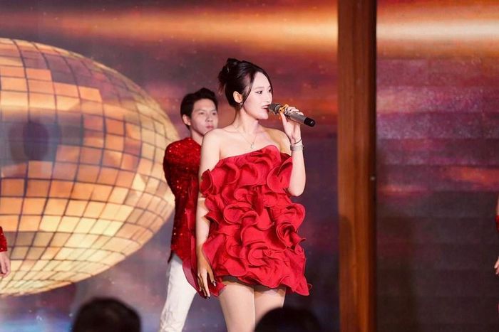 Ca sĩ Vương Thu Hà khuấy động không khí với những màn trình diễn sôi động