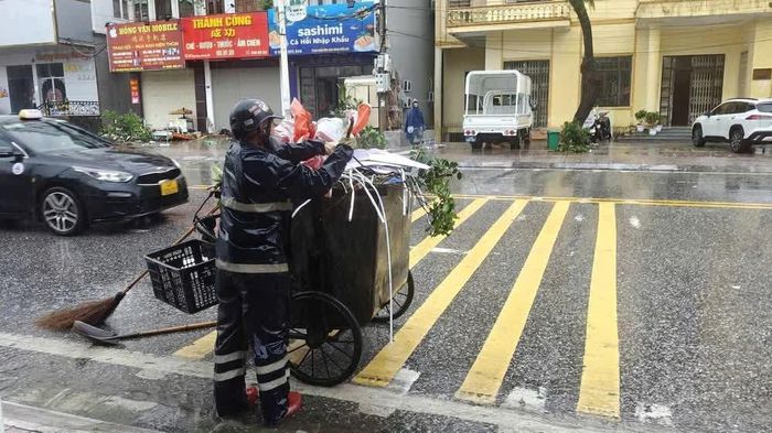 Lực lượng vệ sinh môi trường phường Móng Cái 1 dọn dẹp rác sau bão số 1. Ảnh: TTXVN phát