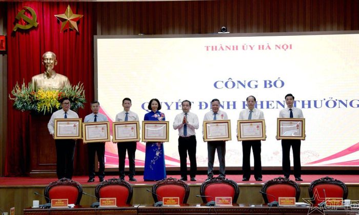  Nhân dịp này, Chủ tịch nước đã tặng thưởng Huân chương Lao động hạng Ba cho 5 tập thể và 2 cá nhân có thành tích xuất sắc đột xuất trong công tác tham mưu, tổ chức, phục vụ Đại hội đại biểu toàn quốc lần thứ XIV của Đảng. Ảnh: QPTĐ 