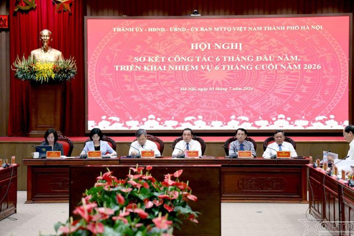  Bí thư Thành ủy Hà Nội Trần Đức Thắng và các đồng chí lãnh đạo Thành phố chủ trì hội nghị. Ảnh: QPTĐ 