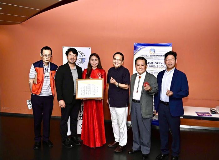 Ban Tổ chức, Đại diện tổng lãnh sự quán Việt Nam và Giáo sư Kyotaro Katsura thuộc trường đại học Việt Nhật chụp ảnh lưu niệm cùng bà Lê Thương tại sự kiện
