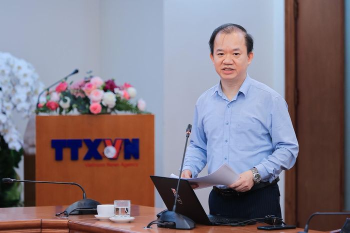  GS-TS Bùi Hoài Sơn, Đại biểu Quốc hội, Ủy viên chuyên trách Ủy ban Văn hóa và Xã hội của Quốc hội trao đổi về nội dung cốt lõi của Nghị quyết 80-NQ/TW của Bộ Chính trị về phát triển văn hóa Việt Nam. Ảnh: Lê Đông - TTXVN 
