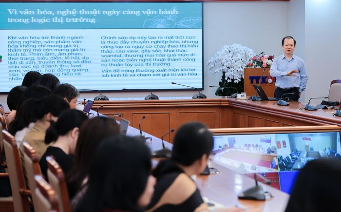  PGS-TS Bùi Hoài Sơn, Đại biểu Quốc hội, Ủy viên chuyên trách Ủy ban Văn hóa, Giáo dục của Quốc hội trao đổi về nội dung cốt lõi của Nghị quyết 80-NQ/TW của Bộ Chính trị về phát triển văn hóa Việt Nam. Ảnh: Lê Đông - TTXVN 