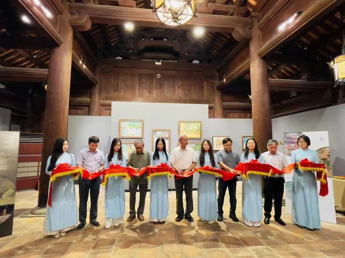 Các đại biểu và Ban tổ chức thực hiện nghi thức khai mạc triển lãm “Quốc Tử Giám trong nghệ thuật”. Ảnh: Tuyết Mai - TTXVN