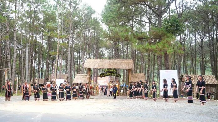 Không gian văn hóa và ẩm thực Đông Trường Sơn hòa quyện văn hóa với thiên nhiên. Ảnh: Dư Toán - TTXVN