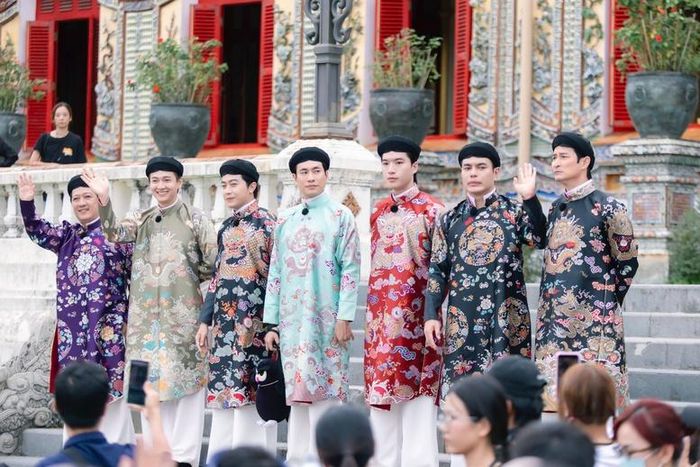 Chương trình quy tụ hơn 1.500 diễn viên, cộng đồng yêu Việt phục khắp ba miền đất nước tham gia quảng diễn. Ảnh: VGP