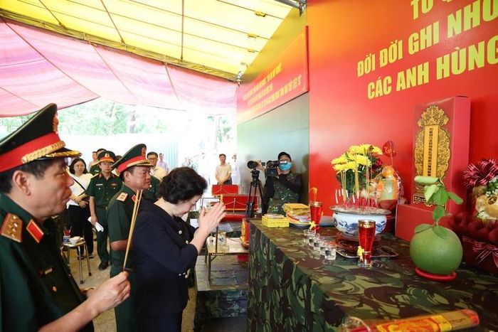 Phó Thủ tướng Phạm Thị Thanh Trà thắp hương tại khu vực chuẩn bị cho lễ triển khai tìm kiếm, quy tập hài cốt liệt sĩ tại Công viên Lê Thị Riêng. Ảnh: VGP/Thu Giang