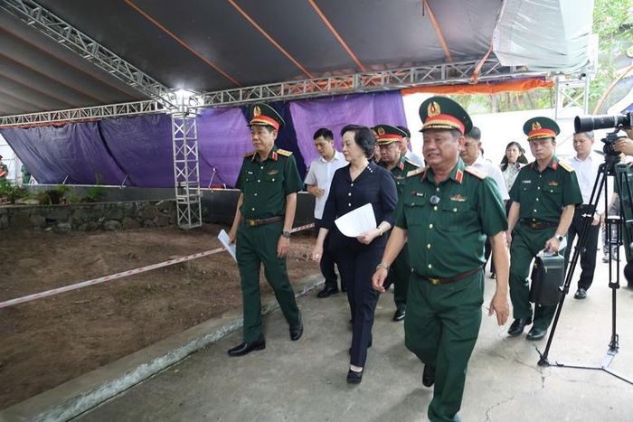 Phó Thủ tướng kiểm tra công tác chuẩn bị cho việc tìm kiếm, quy tập hài cốt liệt sĩ tại Công viên Lê Thị Riêng Ảnh: VGP/Thu Giang