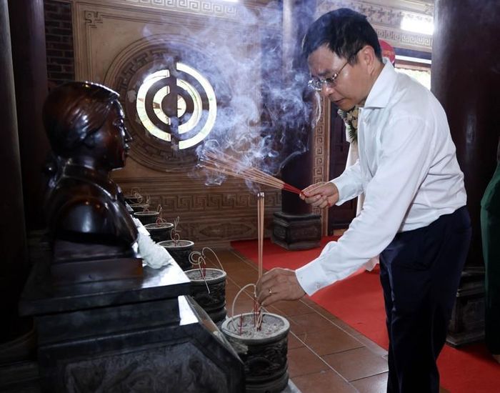 Phó Thủ tướng Nguyễn Văn Thắng thắp hương tri ân công lao của 13 chiến sĩ thanh niên xung phong Đại đội 317 đã anh dũng hy sinh trong một trận oanh kích cuối tháng 10 năm 1968 - Ảnh: VGP/Đức Tuân