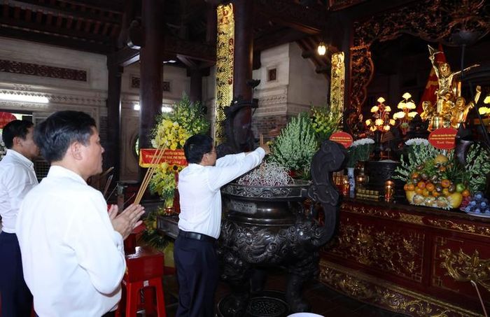 Phó Thủ tướng Nguyễn Văn Thắng cùng Đoàn công tác bày tỏ lòng thành kính, biết ơn những công lao to lớn và sự hy sinh cao cả của các liệt sĩ đối với sự nghiệp cách mạng của dân tộc - Ảnh: VGP/Đức Tuân