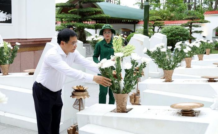Phó Thủ tướng Nguyễn Văn Thắng dâng hương tưởng niệm tại mộ của 10 nữ thanh niên xung phong anh hùng - Ảnh: VGP/Đức Tuân