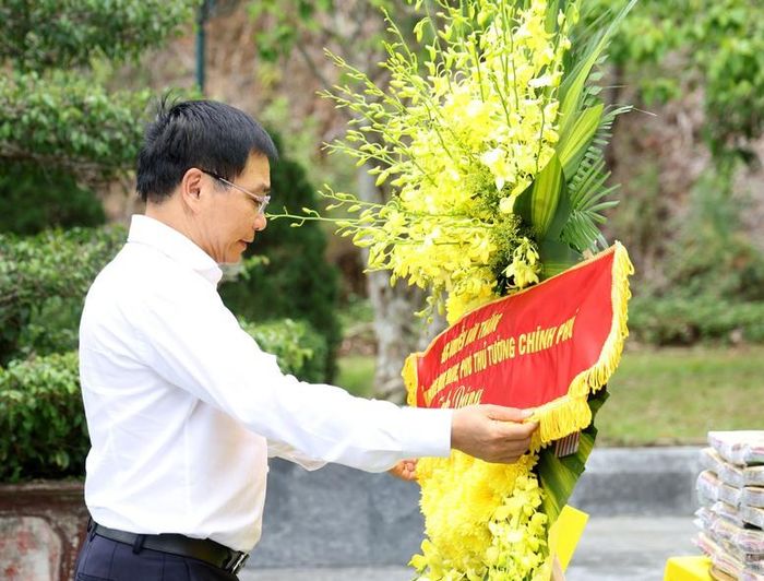 Phó Thủ tướng Nguyễn Văn Thắng dâng hoa tại Khu di tích lịch sử cấp quốc gia đặc biệt Ngã ba Đồng Lộc - Ảnh: VGP/Đức Tuân